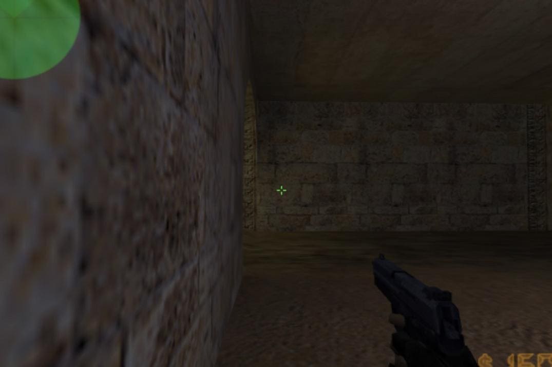 Green crosshair in Counter-Strike 1.6 at 640x480 resolution, displayed over a dim tunnel with a pistol visible on the right